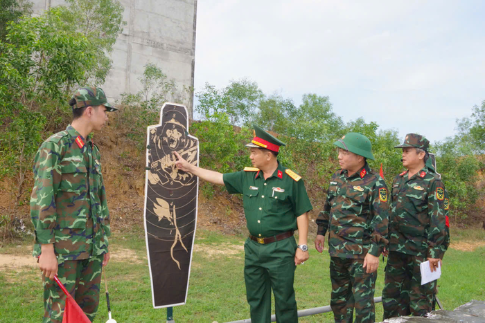 Chỉ huy Sư đoàn 9 kiểm tra điểm chạm trên bia số 8, súng STV-380 bài 1 của chiến sĩ mới Tiểu đoàn 1, Trung đoàn 1.