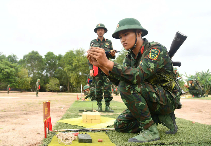 Chiến sĩ mới Tiểu đoàn 12, Lữ đoàn 71 tra lắp đồ dùng gây nổ.