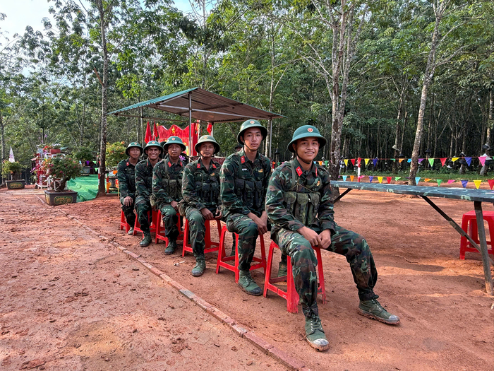 Chiến sĩ mới Tiểu đoàn 5, Trung đoàn 24, Sư đoàn 10 sẵn sàng ở tuyến chờ đợi.