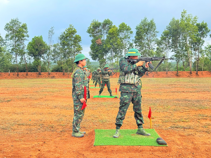 Chiến sĩ mới Tiểu đoàn 6, Trung đoàn 24, Sư đoàn 10 thực hành bắn súng STV-380 ở tư thế đứng bắn.