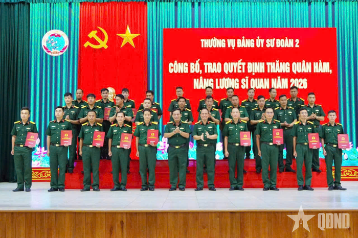 Lãnh đạo, chỉ huy Sư đoàn 2 trao quyết định thăng quân hàm, nâng lương cho cán bộ sĩ quan, QNCN.