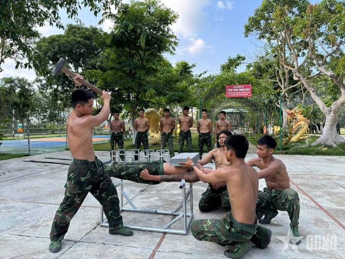 Bộ đội Sư đoàn 2 luyện tập nâng cao sức khỏe.
