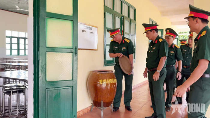 Chính ủy Sư đoàn 2 kiểm tra Hũ gạo vì người nghèo của các đơn vị trực thuộc.