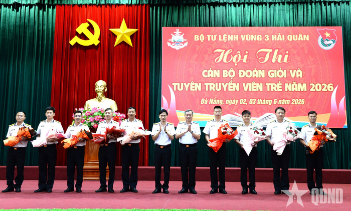  Chuẩn đô đốc Nguyễn Đăng Tiến, Bí thư Đảng ủy, Chính ủy Vùng 3 Hải quân và Đại tá Phạm Đình Thành, Phó chính ủy Vùng 3 Hải quân tặng hoa, động viên các đội thi. 