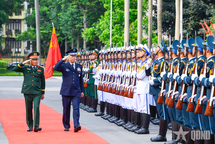  Đại tướng Nguyễn Tân Cương và Đại tướng Uchikura Hiroaki duyệt Đội danh dự Quân đội nhân dân Việt Nam. 