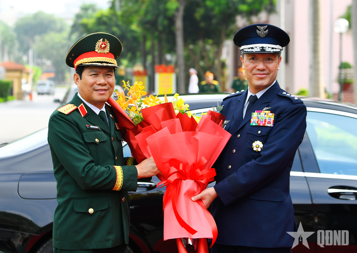  Đại tướng Nguyễn Tân Cương nồng nhiệt chào đón Đại tướng Uchikura Hiroaki, Tham mưu trưởng Liên quân Nhật Bản. 