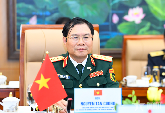 Đại tướng Nguyễn Tân Cương trao đổi với Đại tướng Uchikura Hiroaki tại hội đàm. 