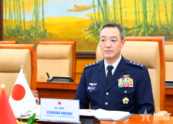  Đại tướng Uchikura Hiroaki tại hội đàm. 