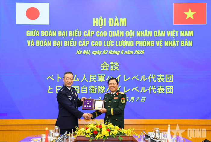  Đại tướng Nguyễn Tân Cương và Đại tướng Uchikura Hiroaki trao tặng quà lưu niệm. 