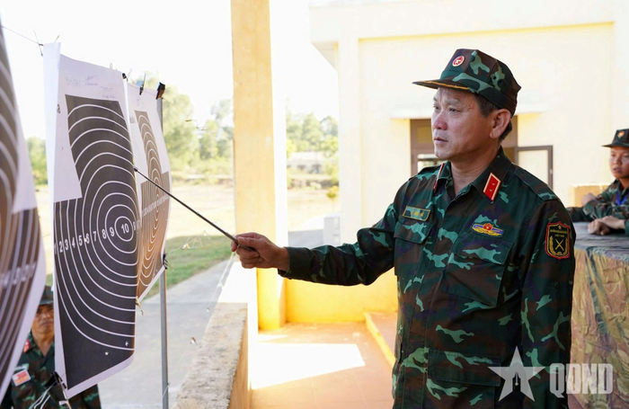 Đồng chí Tư lệnh Quân khu 5 kiểm tra quá trình thi đấu của các xạ thủ.