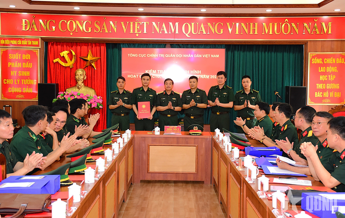 Thượng tướng Trương Thiên Tô kiểm tra, nắm tình hình tại Đồn Biên phòng Tân Thanh.