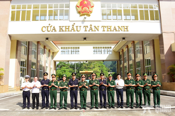 Thượng tướng Trương Thiên Tô và đoàn công tác tại Cửa khẩu Tân Thanh.