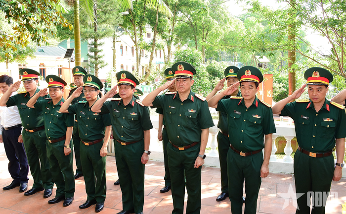 Thượng tướng Trương Thiên Tô và đoàn công tác dâng hương tưởng nhớ các Anh hùng liệt sĩ tại Nhà bia tưởng niệm các Anh hùng liệt sĩ Đồn Biên phòng Tân Thanh.