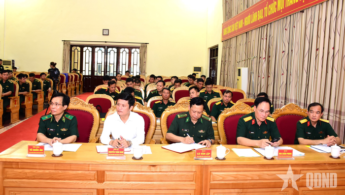 Các đại biểu dự buổi kiểm tra.