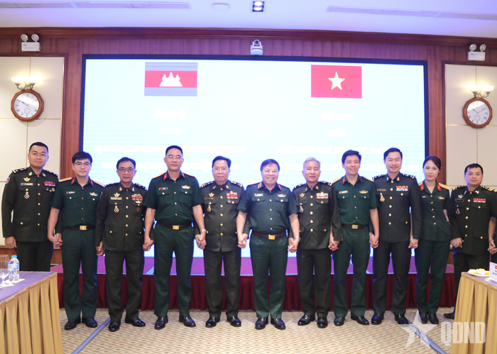 Hai đoàn chụp ảnh chung.