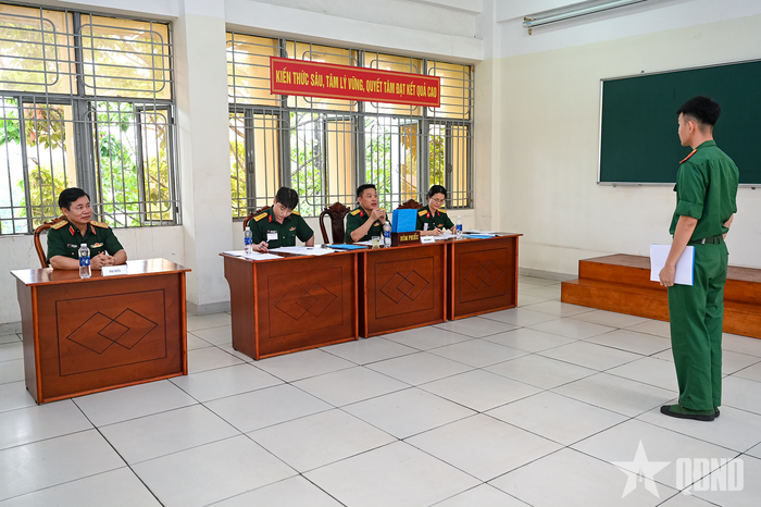 Đoàn kiểm tra thực hành kiểm tra học viên Tiểu đoàn 1.