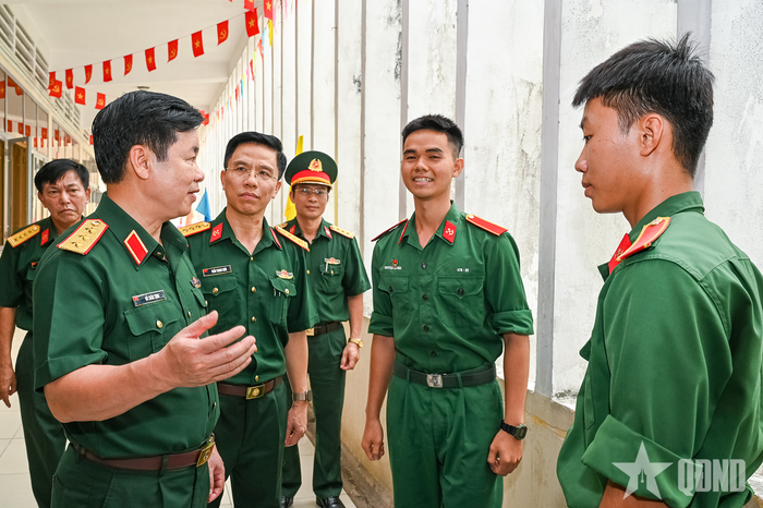 Thượng tướng Đỗ Xuân Tụng trò chuyện, kiểm tra học viên Tiểu đoàn 1.