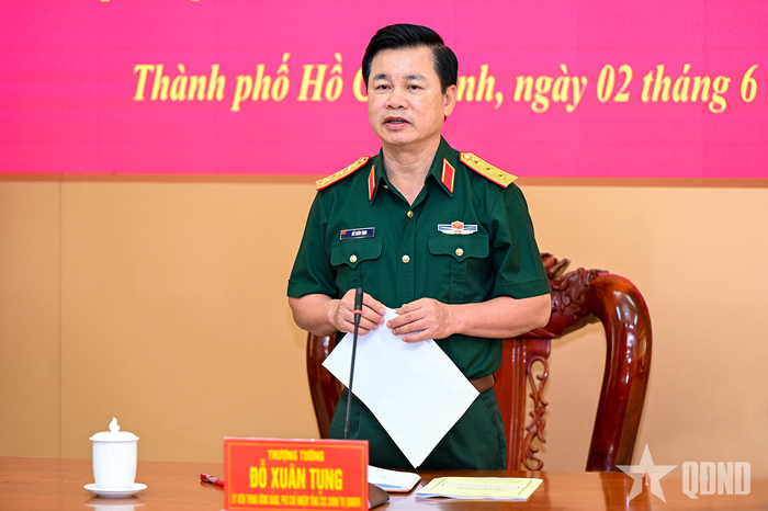 Thượng tướng Đỗ Xuân Tụng chủ trì kiểm tra.