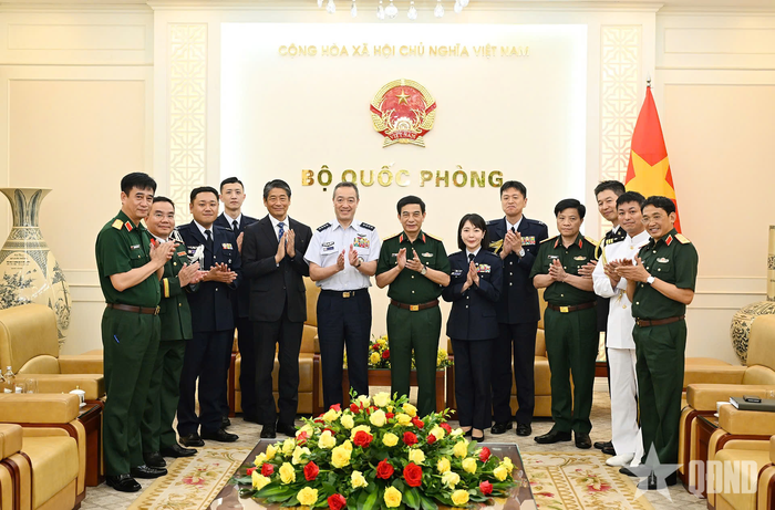  Đại tướng Phan Văn Giang và Đại tướng Uchikura Hiroaki cùng các đại biểu.