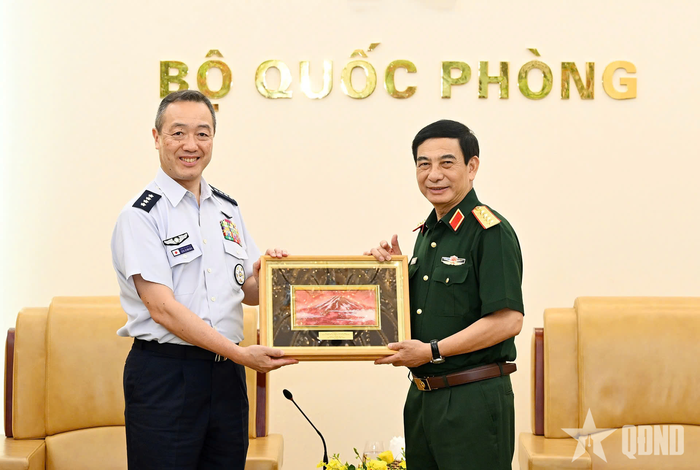  Đại tướng Phan Văn Giang và Đại tướng Uchikura Hiroaki trao tặng quà lưu niệm. 