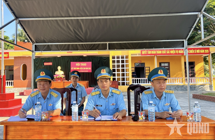 Các đại biểu theo dõi hội thao. 