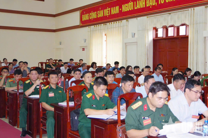  Đại biểu các cơ quan chức năng xã, phường tham gia diễn tập dự hội nghị.