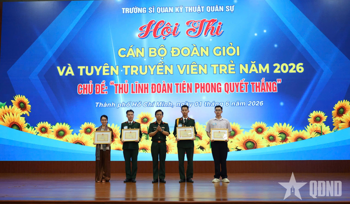 Trao thưởng cho các tập thể có thành tích xuất sắc. 