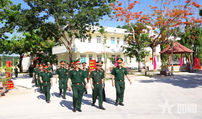  Đoàn công tác Tổng cục Hậu cần-Kỹ thuật kiểm tra các phân khu chức năng của Trường Thiếu sinh quân miền Trung. 