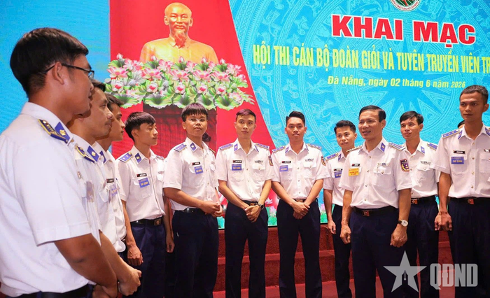  Đại tá Trần Hồng Quế trao đổi, khích lệ tinh thần các thí sinh trước khi bước vào các phần tranh tài. 
