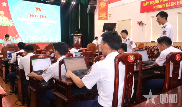  Các thí sinh thi phần thi kiến thức. 