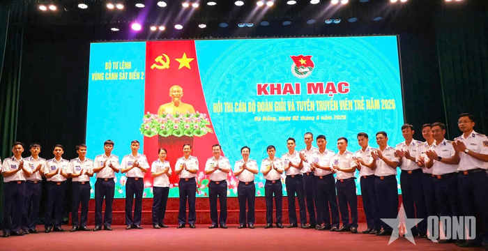  Thủ trưởng Vùng Cảnh sát biển 2 chụp ảnh cùng các thí sinh. 
