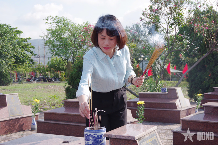 Các đại biểu và nhân dân thắp nén hương tri ân các phần mộ liệt sĩ. 