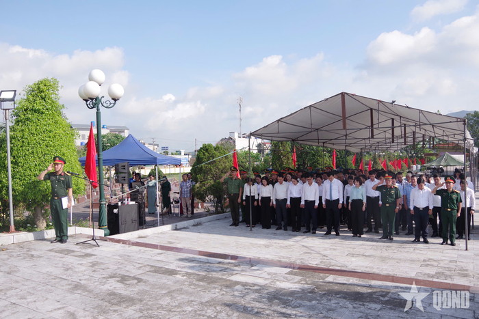 Các đại biểu dành phút mặc niệm tưởng nhớ các Anh hùng liệt sĩ. 