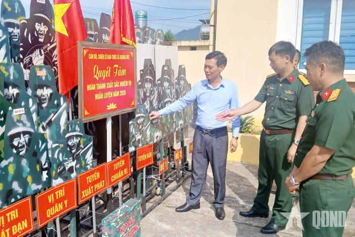  Đồng chí Phạm Văn Khởi, Phó bí thư Thường trực Đảng ủy xã Quảng Đức cùng các đại biểu tham quan mô hình, học cụ huấn luyện. 