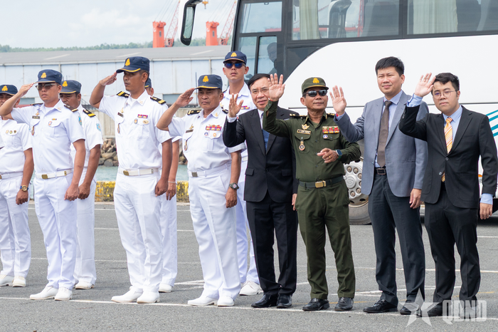  Chuẩn đô đốc In Sokhemra, Tổng lãnh sự Việt Nam tại Sihanoukville Lại Xuân Chiến và các đại biểu tại lễ tiễn đoàn. 