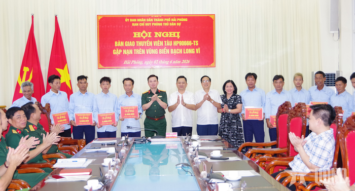 Lãnh đạo Bộ CHQS TP Hải Phòng bàn giao biên bản, tặng quà cho đại diện các gia đình thuyền viên gặp nạn.