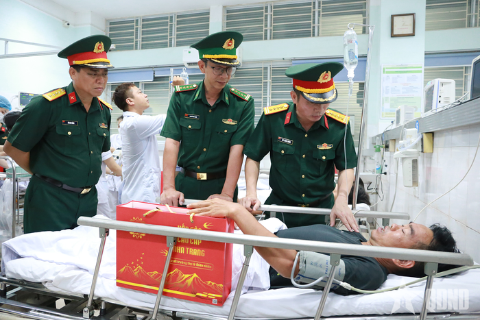 Lãnh đạo Bộ CHQS TP Hải Phòng thăm hỏi thuyền viên gặp nạn.
