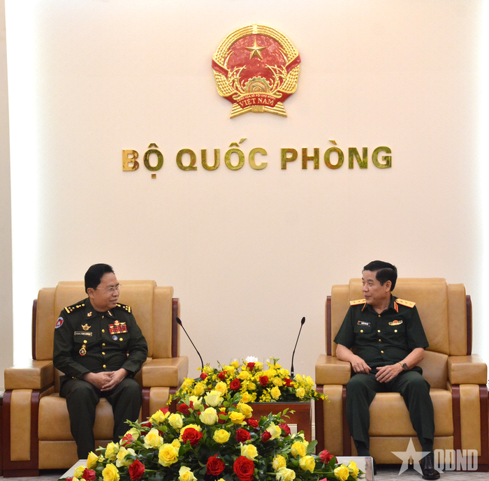 Thượng tướng Nguyễn Văn Gấu tiếp Đại tướng Mam Sophat.