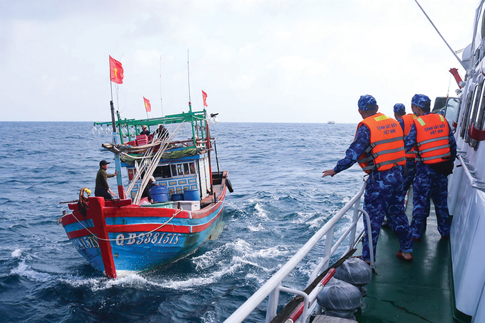 Vùng Cảnh sát biển 2 cứu hộ tàu gặp nạn trên biển.