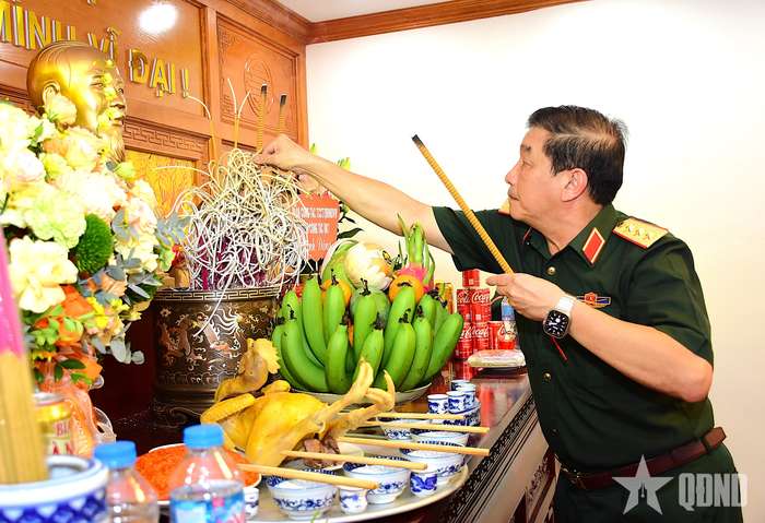 Thượng tướng Trương Thiên Tô dâng hương tưởng nhớ Chủ tịch Hồ Chí Minh tại Phòng thờ Bác Hồ của Bộ CHQS tỉnh Lạng Sơn.