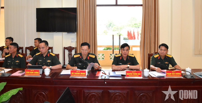 Các đại biểu dự buổi kiểm tra.