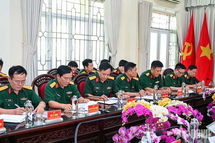Thủ trưởng Bộ tư lệnh Pháo binh - Tên lửa và cán bộ chủ chốt Lữ đoàn 96 nghe quán triệt nội dung kiểm tra.