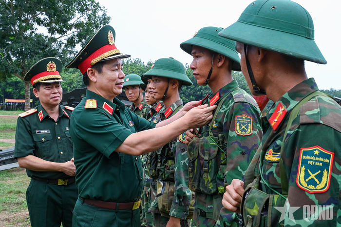 Thượng tướng Đỗ Xuân Tụng kiểm tra, động viên chiến sĩ Lữ đoàn 96.