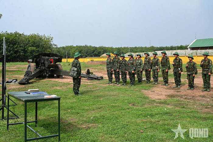 Phân đội pháo của Tiểu đoàn 1 (Lữ đoàn 96) thực hành huấn luyện phục vụ kiểm tra.