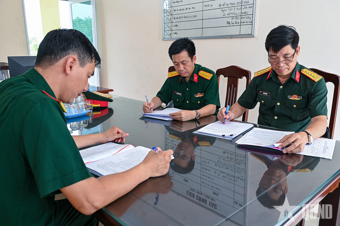 Kiểm tra văn kiện công tác quân sự.