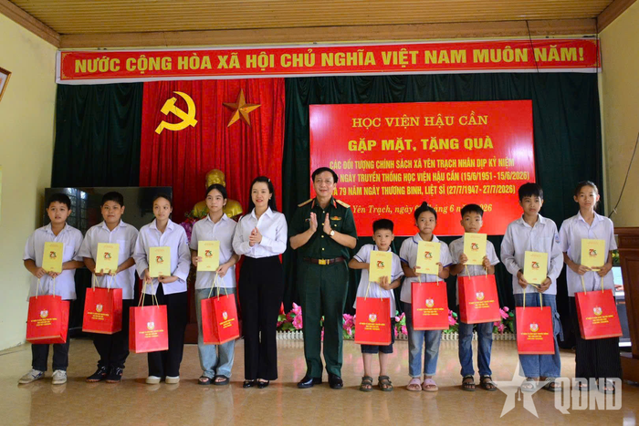 Lãnh đạo Học viện Hậu cần và xã Yên Trạch trao quà tặng học sinh nghèo vượt khó. 