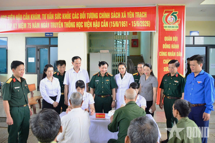 Lãnh đạo Học viện Hậu cần và xã Yên Trạch thăm hỏi, động viên người cao tuổi, người có công với cách mạng, đối tượng chính sách. 