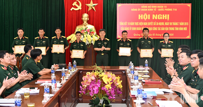 Thượng tá Hoàng Xuân Thắng trao giấy khen tặng các cá nhân.