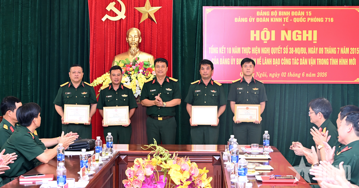 Trung tá Hoàng Văn Quyết, Phó bí thư Đảng ủy, Đoàn trưởng Đoàn Kinh tế - Quốc phòng 716 trao giấy khen tặng các tập thể.