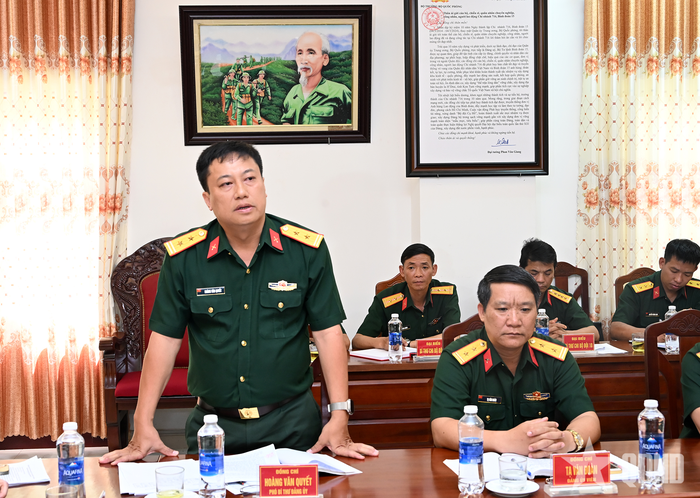Trung tá Hoàng Văn Quyết, Phó bí thư Đảng ủy, Đoàn trưởng Đoàn Kinh tế - Quốc phòng 716 phát biểu.